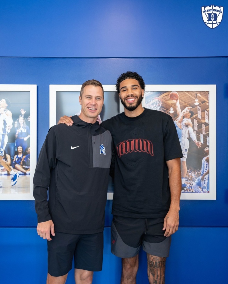 开云体育APP-蓝魔情结永续！杜克官方分享塔图姆、弗拉格与班凯罗等校友返校训练动态