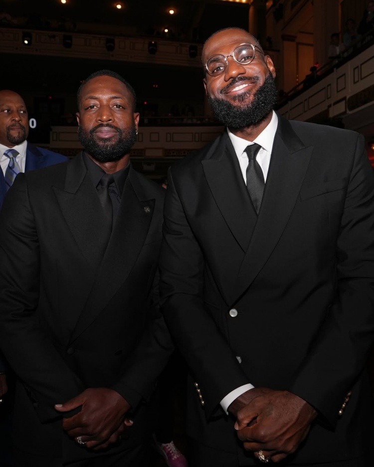 开云体育APP-詹姆斯韦德名人堂重聚 西装革履见证传奇友谊